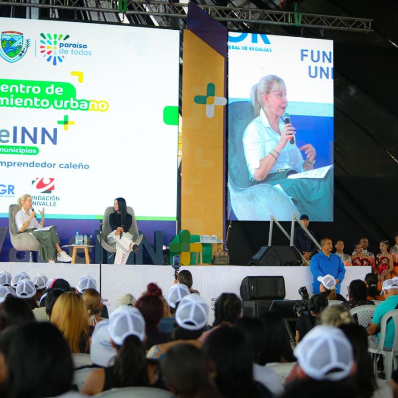 Gobernadora del Valle interviene ante emprendedores durante acto oficial en Cali.