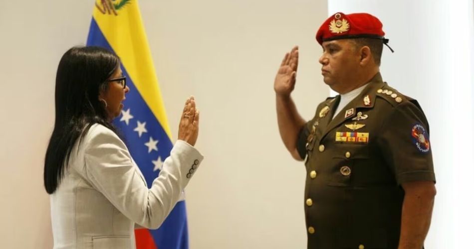 Delcy Rodríguez toma juramento a nuevo jefe de Defensa en acto oficial en Venezuela