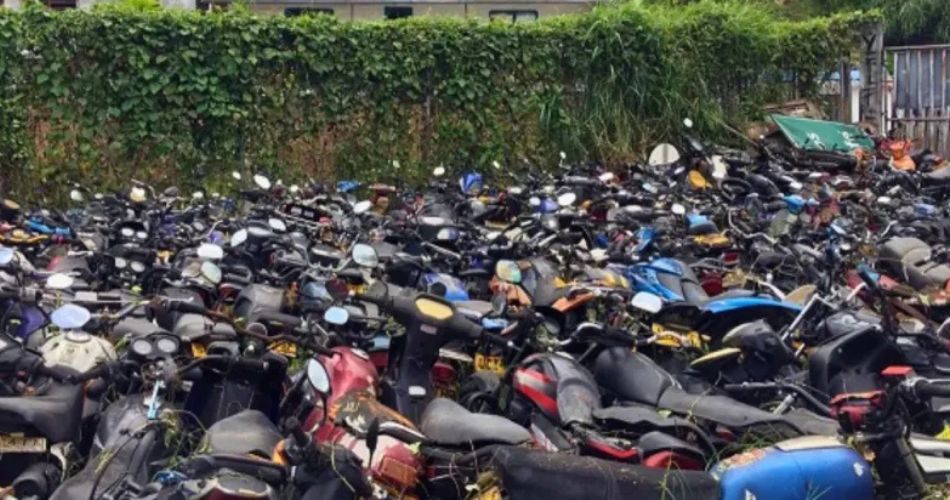 Motocicletas en patios durante proceso de retiro en Armenia