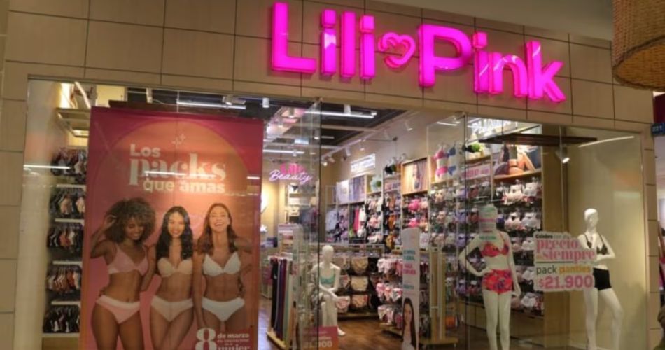Tienda de ropa femenina durante procedimientos de verificación comercial
