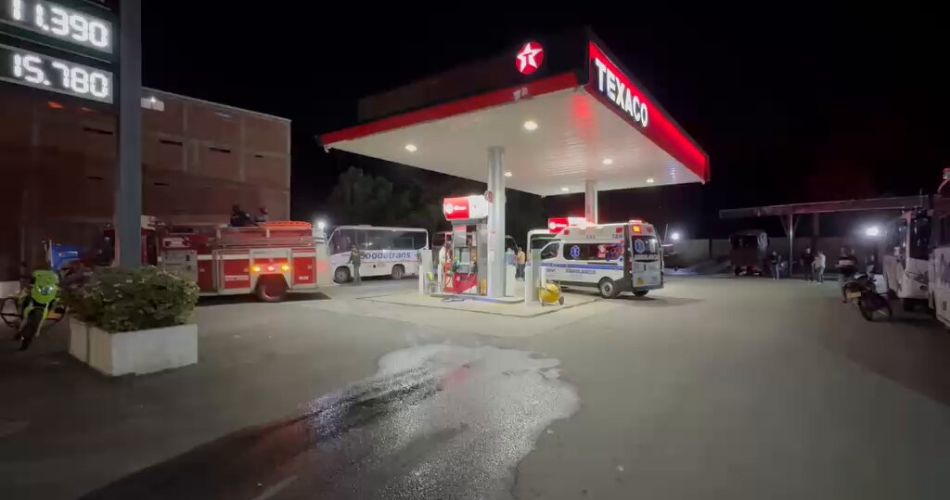 Carros estacionados con daños visibles en estación de gasolina de Rozo luego de una explosión.