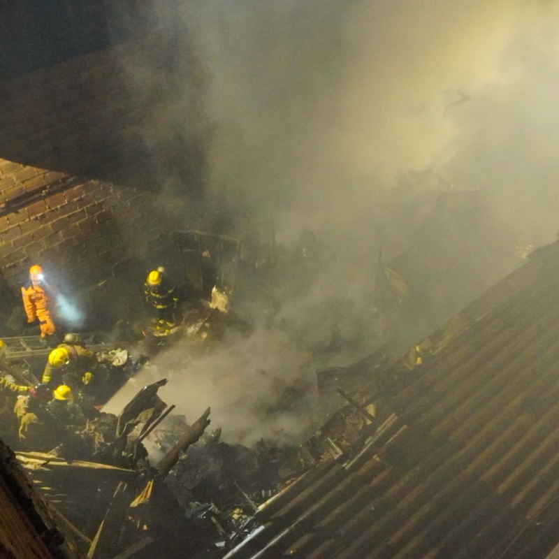 Personal de emergencia realiza atención y verificaciones tras incendio en La Alameda, Pereira.