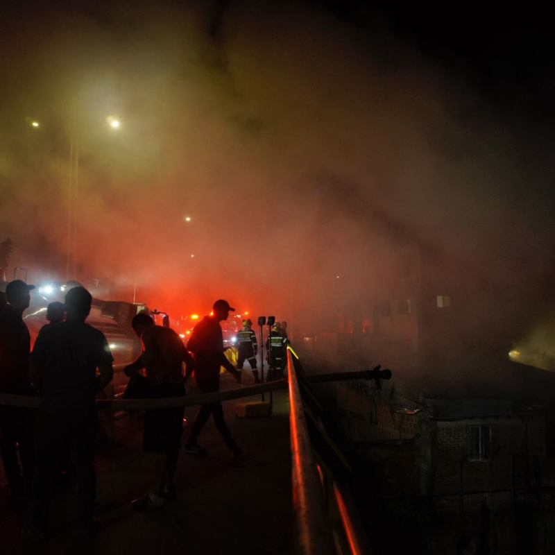 Humo y unidades de emergencia durante incendio atendido en el sector La Alameda de Pereira.