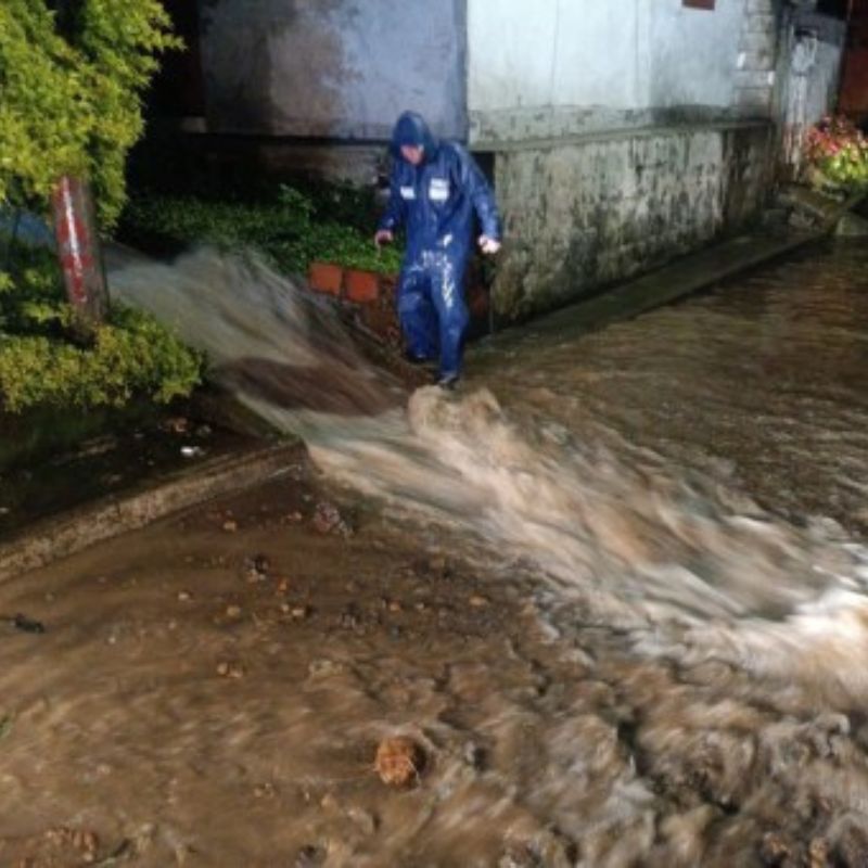 Lluvias en Caldas con inundaciones en Manzanares y agua acumulada en zonas residenciales