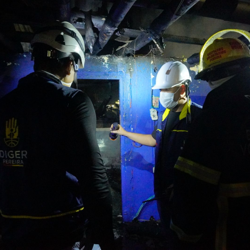 Organismos de socorro atienden emergencia por incendio en el sector de La Alameda en Pereira.