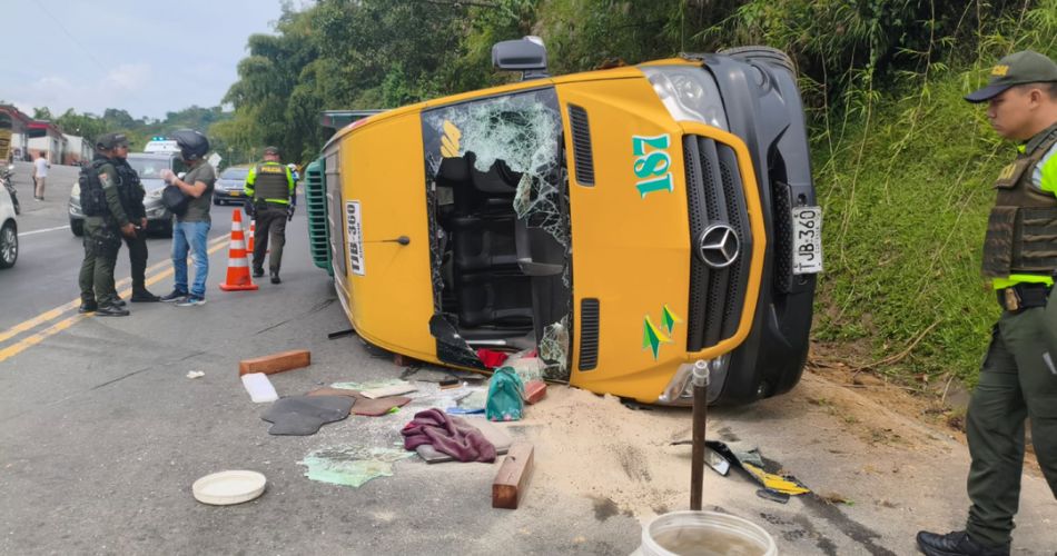 Microbús volcado sobre la carretera mientras equipos de socorro atendían la emergencia cerca de Chinchiná.