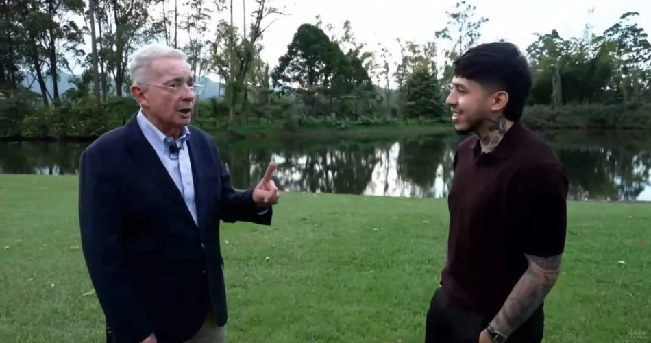 Álvaro Uribe conversa con Westcol durante entrevista relacionada con discusión política sobre jornada laboral en Colombia.