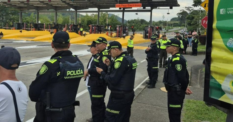 Vehículos detenidos durante protestas en peajes sobre la vía entre Pereira y Manizales.