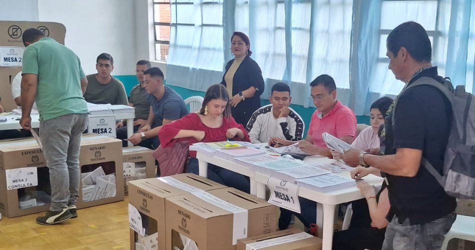 Funcionarios electorales y organismos de seguridad durante preparativos previos a elecciones presidenciales en Pereira.