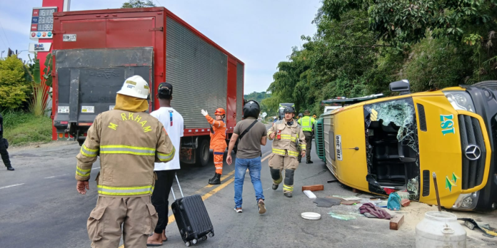 Microbús volcado en vía Pereira-Manizales tras accidente vial