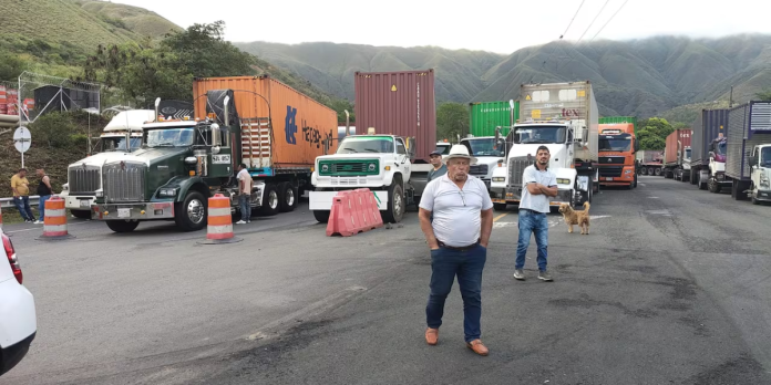 Bloqueo hacia Buenaventura afecta comercio y abastecimiento en el Valle
