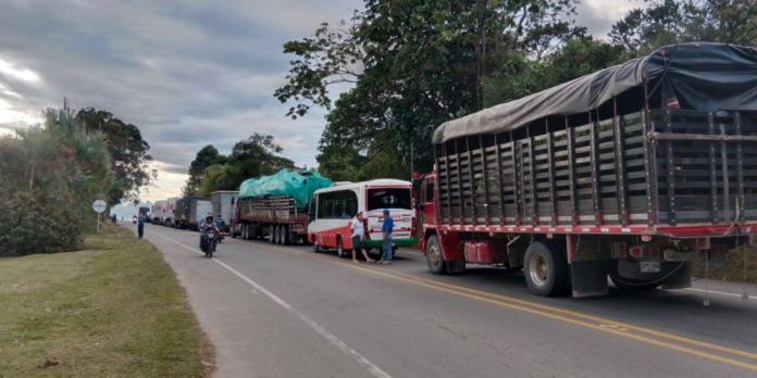 Vía Panamericana sigue bloqueada por protesta indígena en Tadó