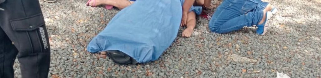 Personas permanecen junto al lugar donde ocurrió el ataque contra la concejal en Obando.