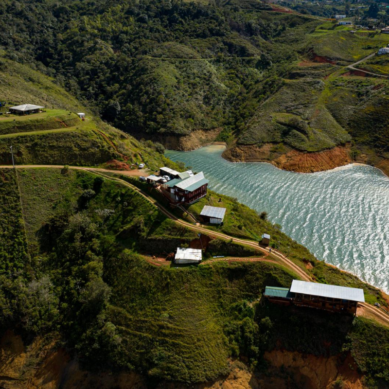 Paisaje turístico del Valle del Cauca asociado a la temporada de viajes y actividades programadas durante los puentes festivos de junio.