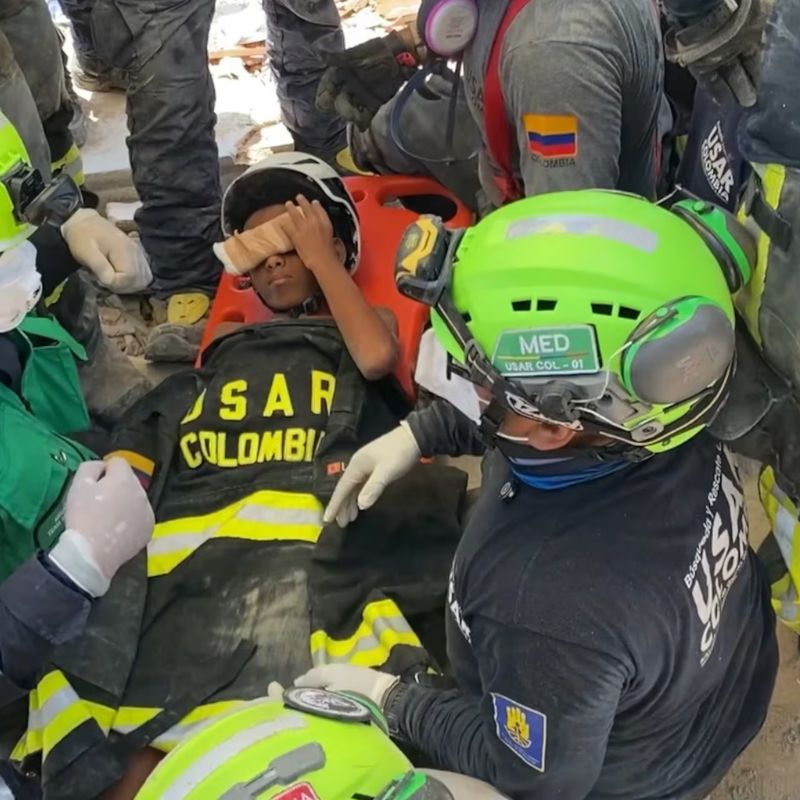 Los operarios concentran el despliegue operativo en la remoción y corte de losas colapsadas.