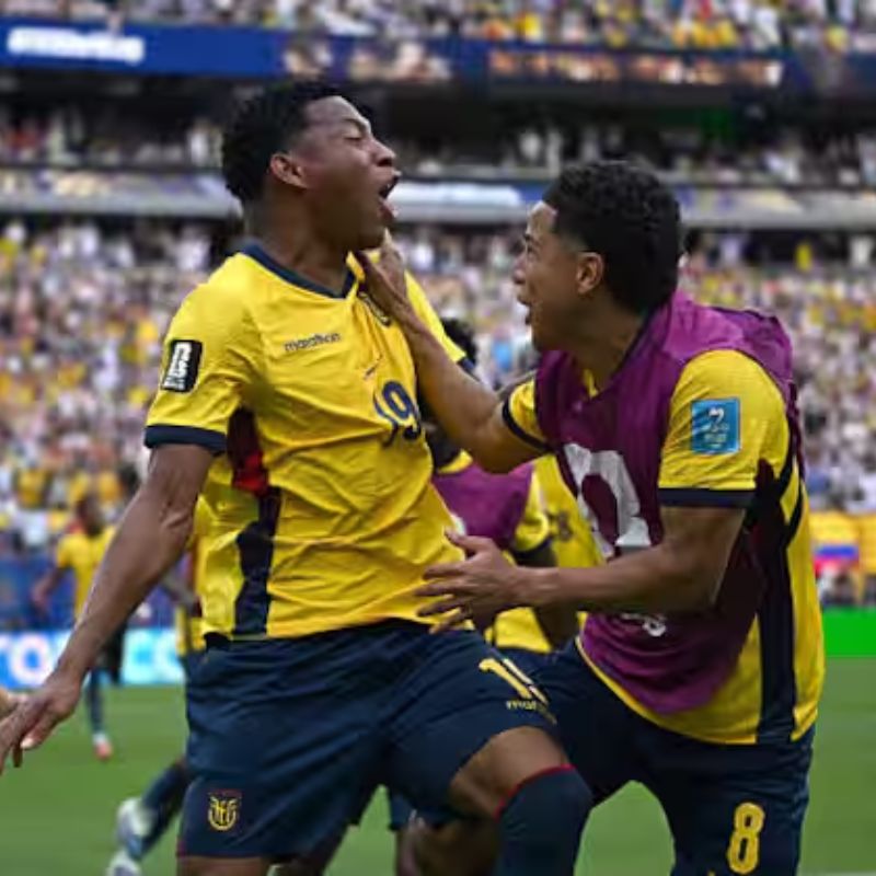 Jugadores de la selección de Ecuador celebran la remontada ante Alemania que les permitió avanzar a la siguiente ronda del Mundial 2026.