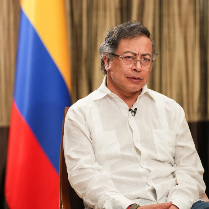 Gustavo Petro sentado durante una intervención pública relacionada con temas políticos y electorales.