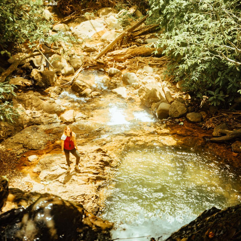 Visitantes disfrutan de uno de los destinos turísticos del Valle del Cauca durante la temporada de viajes y actividades programadas en junio.