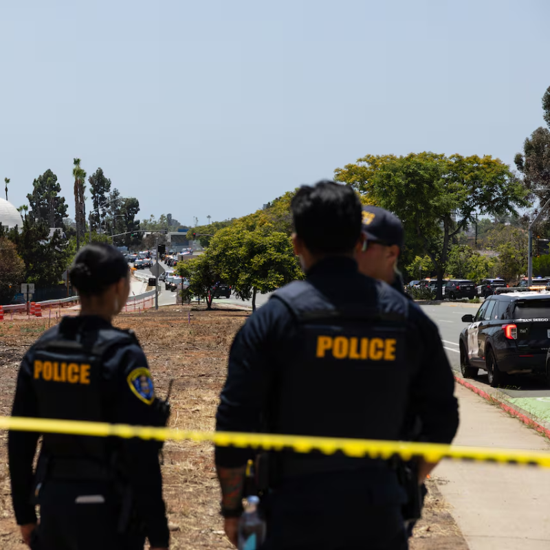 Presencia policial en la Fairfield High School tras el tiroteo ocurrido durante una ceremonia de graduación.
