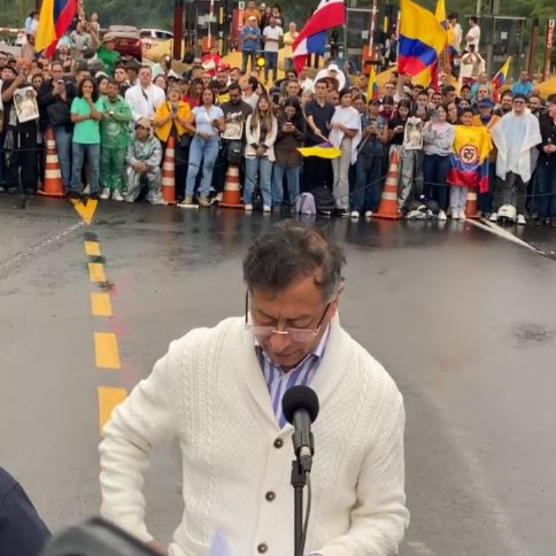 Presidente Gustavo Petro durante encuentro con comunidades en el peaje Tarapacá II entre Risaralda y Caldas.