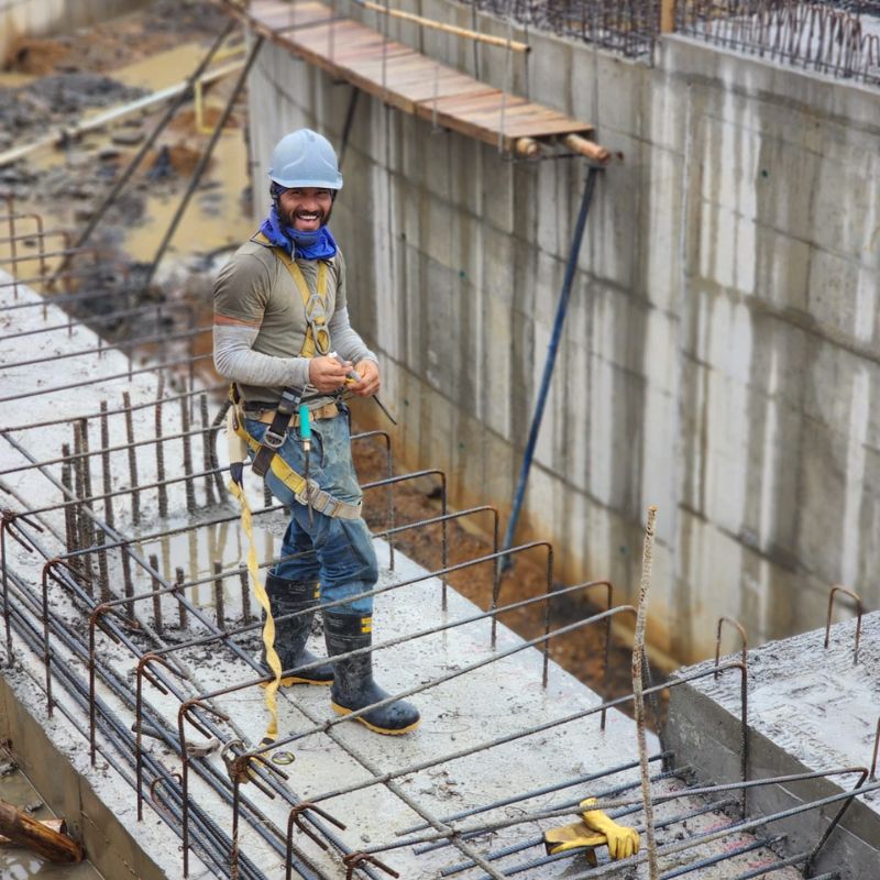 Obras de instalación de placas de concreto sobre la cubierta del paso deprimido de la Intersección Corales en Pereira.
