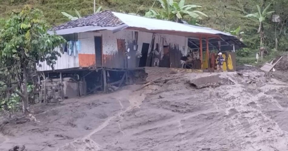 Vivienda afectada por un movimiento de tierra generado tras las fuertes lluvias registradas en la zona.