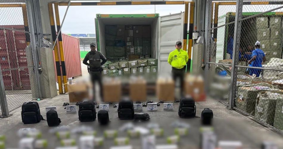 Contenedor con mercancía de procedencia extranjera incautada durante un operativo contra el contrabando en Buenaventura.