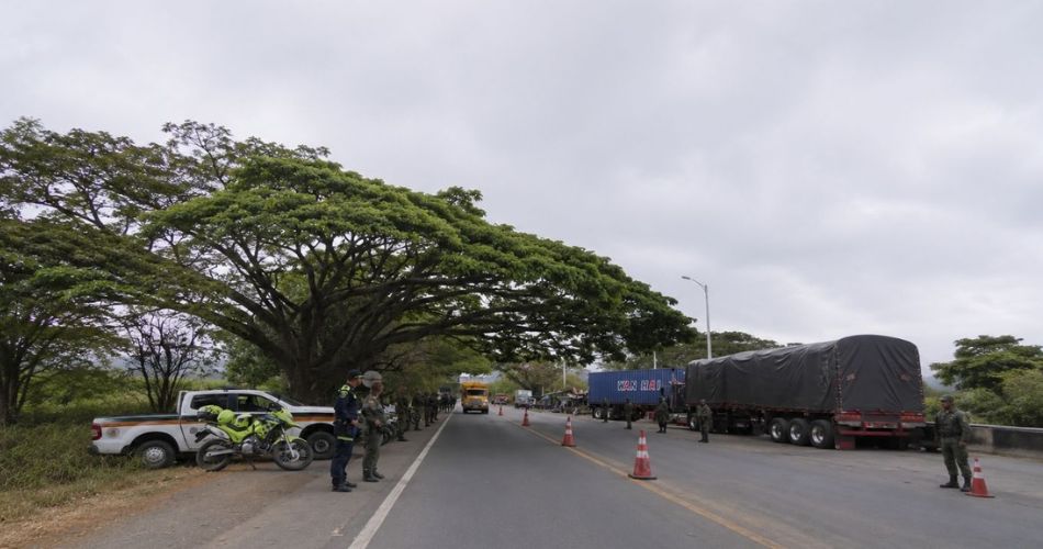 Integrantes de la Fuerza Pública realizan controles de seguridad en un corredor vial del Valle del Cauca durante el puente festivo.