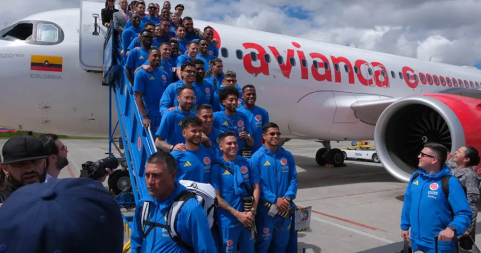 Jugadores de la Selección Colombia junto al cuerpo técnico y directivos de la Federación Colombiana de Fútbol antes de viajar al Mundial 2026.