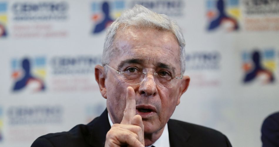 Álvaro Uribe durante una intervención en la que habló sobre sus reuniones con Gustavo Petro y las diferencias políticas surgidas después de esos acercamientos.