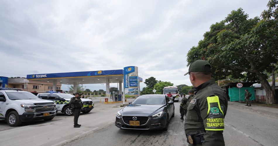 Uniformados realizan un puesto de control vehicular en una carretera del Valle del Cauca como parte del dispositivo dispuesto para el puente festivo.