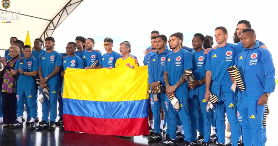 Jugadores de la Selección Colombia participan en el acto de despedida junto al pabellón nacional antes de viajar al Mundial 2026.