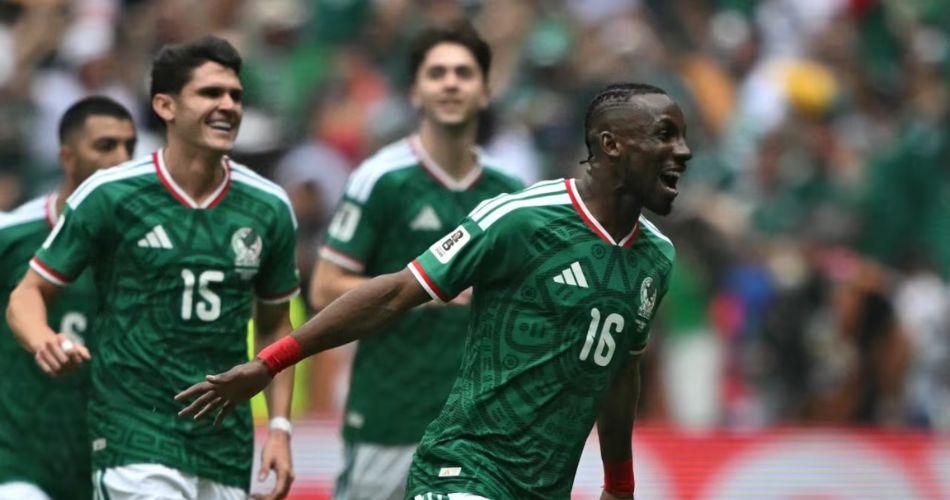 Julián Quiñones con la camiseta de México durante un partido del Mundial 2026.