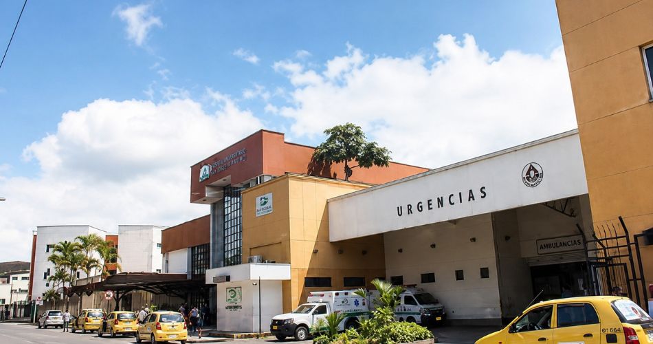 Fachada principal del Hospital Universitario San Jorge de Pereira durante la atención habitual de usuarios y vehículos.