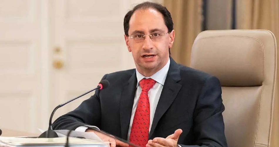 José Manuel Restrepo participa en un evento político donde expone argumentos relacionados con la eliminación del impuesto saludable y las decisiones de consumo.