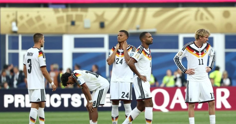Jugadores del onceno alemán lamentan la histórica caída que sella su eliminación del torneo en territorio norteamericano.