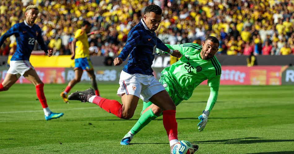 Jugador disputa una jugada ofensiva frente al arco durante un encuentro de la fase de grupos del Mundial 2026.