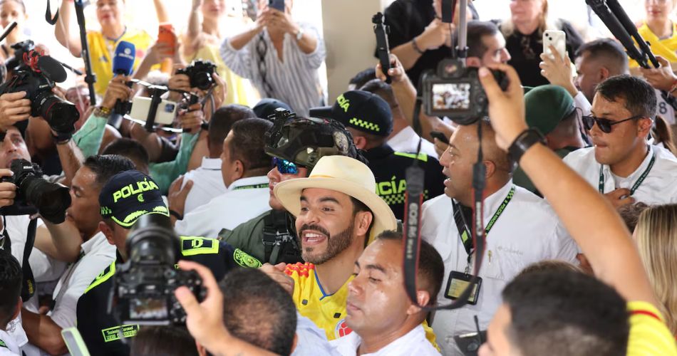 Abelardo de la Espriella durante su participación en la segunda vuelta presidencial al momento de ejercer su voto.