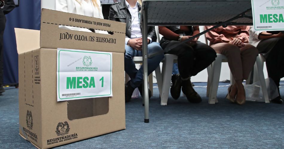 Urna de votación instalada en un puesto electoral durante la jornada democrática en Colombia.