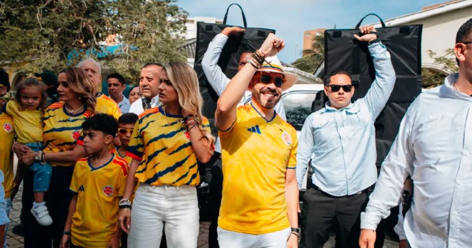 Abelardo De La Espriella acompañado de simpatizantes durante la segunda vuelta presidencial en Colombia.