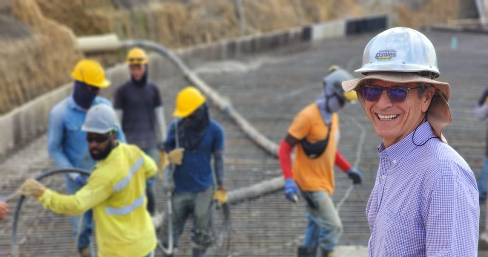 Trabajos de construcción en la Intersección Corales durante el avance de la segunda fase del box vehicular en Pereira.