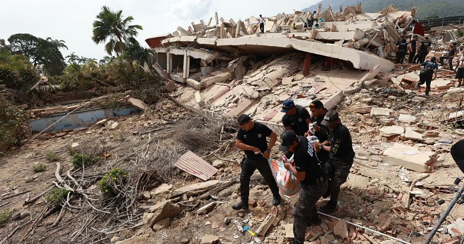 Integrantes de los organismos de socorro intervienen una zona afectada por el colapso de edificaciones.