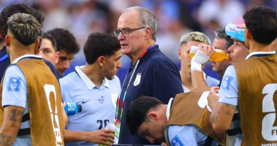 Marcelo Bielsa dando instrucciones en la raya durante el partido de Uruguay en el Mundial