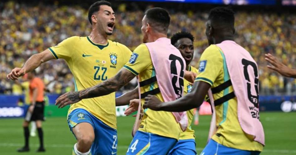 Celebración de la escuadra brasileña tras asegurar su pase a la siguiente ronda del campeonato, consolidándose como firme candidato.