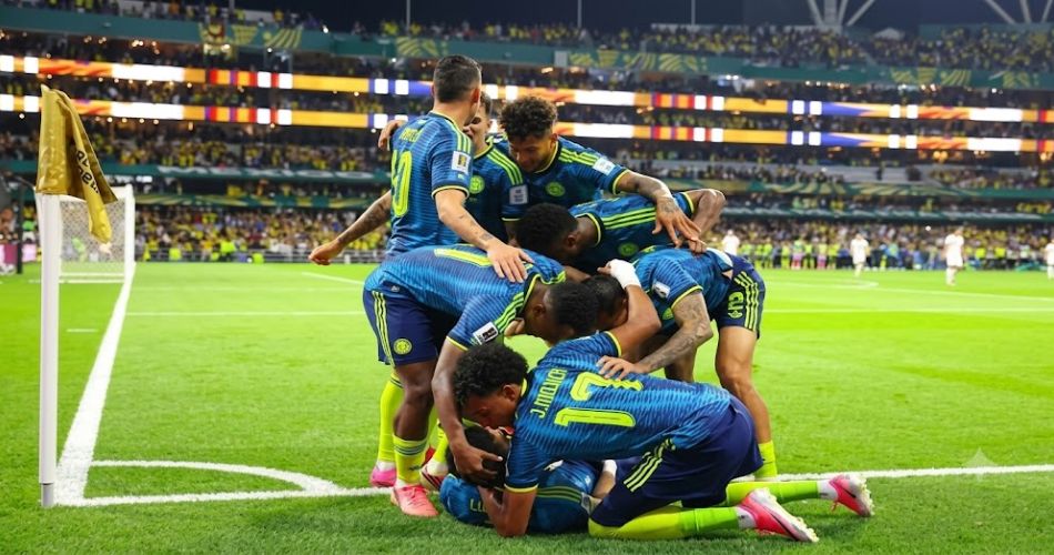 Futbolistas de la Selección Colombia reunidos en el campo de juego durante un partido del Mundial 2026.