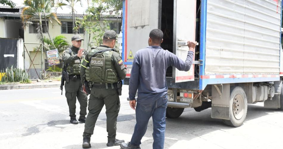 Integrantes de la Fuerza Pública participan en el despliegue de los Corredores Seguros para reforzar la vigilancia y el acompañamiento a viajeros en las vías del Valle del Cauca.
