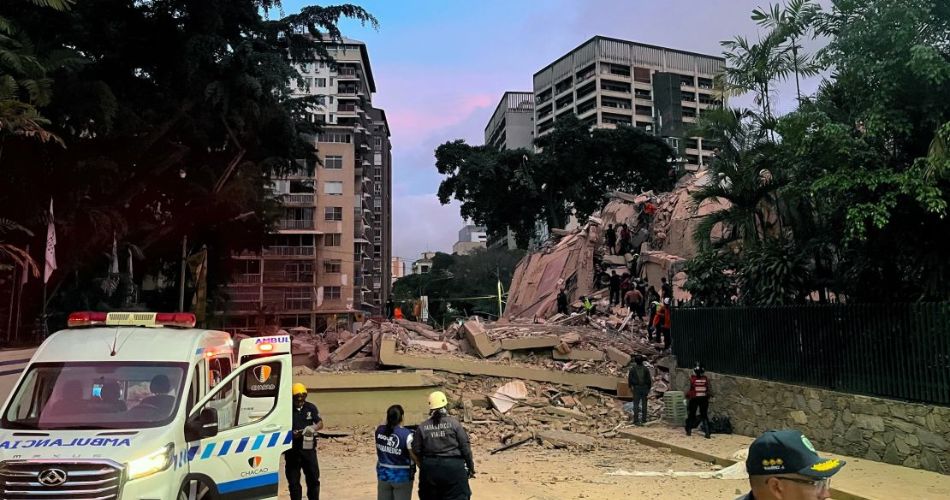 Rescatistas inspeccionan una edificación colapsada durante las labores de búsqueda tras los terremotos en Venezuela.
