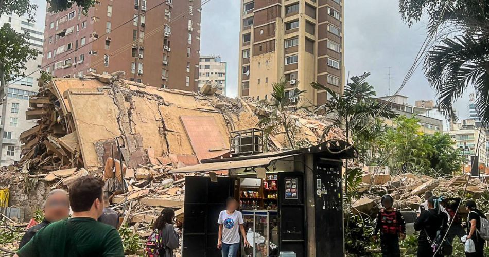 Sobreviviente ofrece su testimonio mientras al fondo se observan edificaciones colapsadas por los terremotos en Venezuela.
