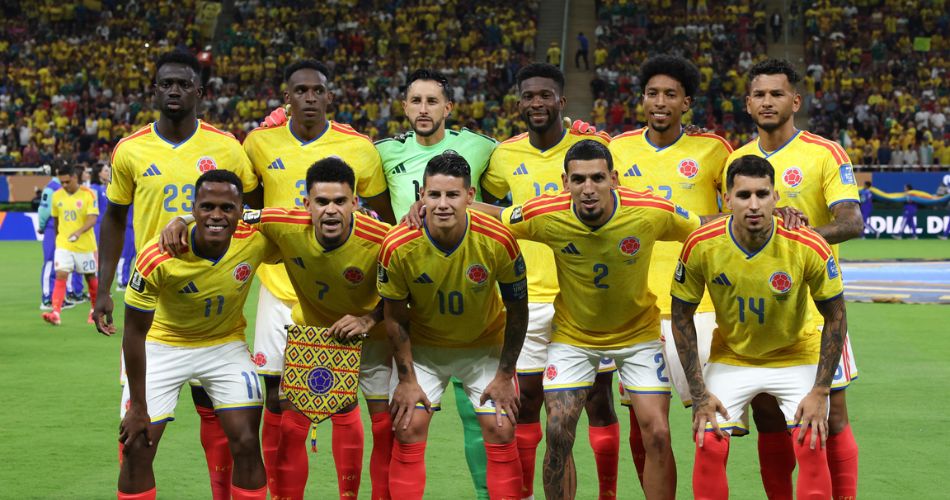 Néstor Lorenzo dando indicaciones a los jugadores de la Selección Colombia en el Mundial