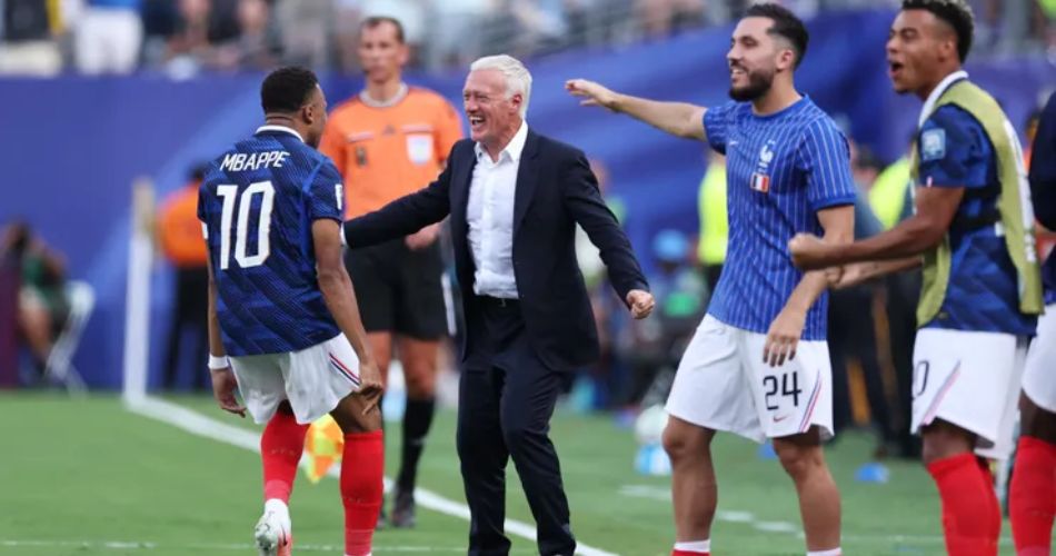 Los jugadores de la selección de Francia celebran la clasificación a la siguiente ronda del torneo.